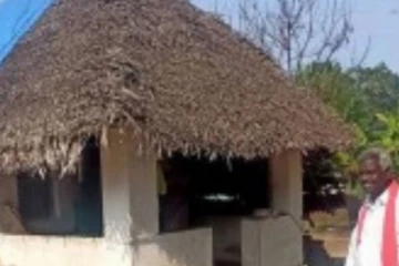 ”கூரை வீடு மட்டுமே சொத்து” இணையத்தில் வைரலாகும் கம்யூனிஸ்ட் கட்சி வேட்பாளர் மாரிமுத்து