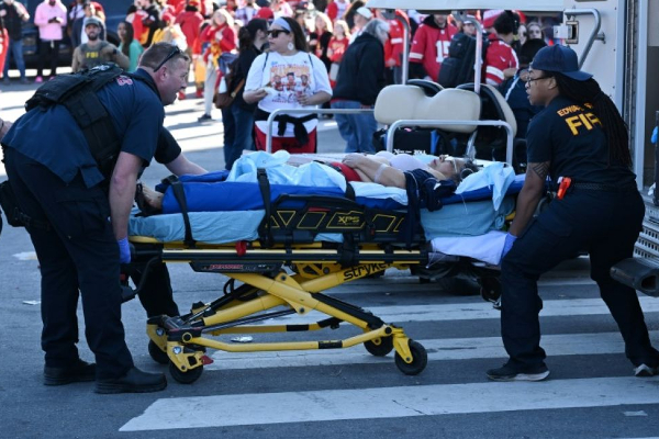 அமெரிக்காவில் பரபரப்பு; துப்பாக்கிச்சூட்டில் 21 பேர் காயம் | America 21 People Were Injured In The Firing