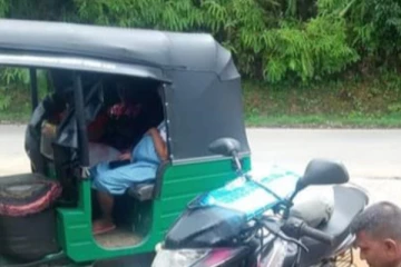 ගැබිනි මව සමඟ මග නතර වූ ත්‍රිරෝද රථයට පොලිස් නිලධාරියෙකු සිදු කළ දේ