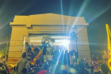கொட்டித்தீர்க்கும் மழையிலும் கொழும்பில் திரண்ட மக்கள் - உக்கிரமடையும் போராட்டம்! அதிரும் தென்னிலங்கை!