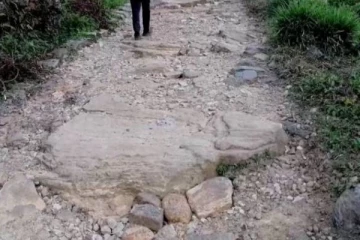 குன்றும், குழியுமாக வீதி: வைத்தியசாலைக்கு செல்ல முடியாமல் அவதியுறும் மக்கள்!