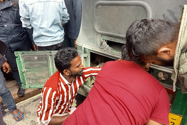 திடீரென தீப்பற்றிய முச்சக்கரவண்டி! தெய்வாதீனமாக தப்பிய குடும்பம்(Photos) | The Tricycle Suddenly Caught Fire Nuwara Eliya