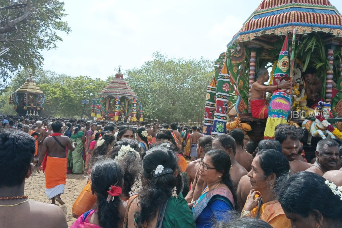 பல்லாயிரக்கணக்கான பக்தர்கள் புடைசூழ தேரேறி வந்த வல்லிபுர ஆழ்வார்! | Vadamarchchi Vallipura Aalvar Kovil Car Festival