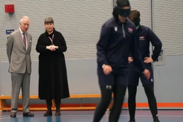 பார்வையற்ற மாணவர்கள் விளையாடிய கால்பந்து போட்டியை கண்டு ரசித்த பிரிட்டன் மன்னர்!