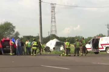 டெக்சாஸில் கட்டுப்பாட்டை இழந்து  வேன் விபத்து ; 10 பேர் பலி