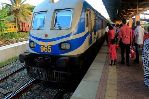 காங்கேசன்துறை - அநுராதபுரம் இடையிலான தொடருந்து சேவைகள் மீண்டும் ஆரம்பம் | Jaffna To Colombo Train Service