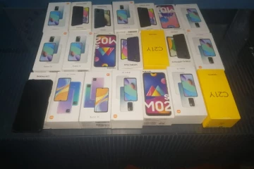 கையடக்க தொலைபேசி விற்பனை நிலையம் உடைத்து கொள்ளை: ஏழு பேர் கைது (Photos)