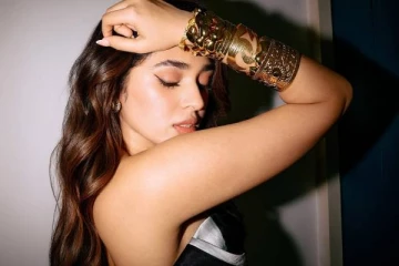 ட்ரெண்டி லுக்கில் நடிகை க்ரித்தி ஷெட்டி.. இளம் வயதில் இப்படியா?