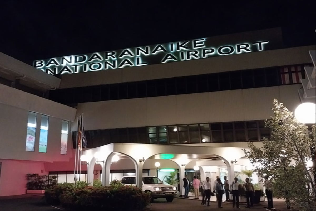 பிரித்தானியாவில் இருந்து இலங்கை திரும்பிய பெண் அதிரடியாக கைது | Sri Lankan Women Arreste In Katunayake Airport பிரித்தானியாவில் இருந்து இலங்கை திரும்பிய பெண் அதிரடியாக கைது | Sri Lankan Women Arreste In Katunayake Airport