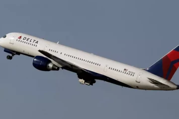 பறந்துகொண்டிருந்த விமானத்தில் இருந்து திடீரென கிழே விழுந்த கதவு; அதிர்ச்சியில் உறைந்த பயணிகள்!