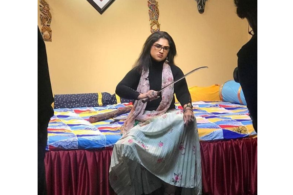கையில் அரிவாளுடன் கோபமாக வனிதா வெளியிட்ட புகைப்படம்- இணையத்தில் வைரல்! | Vanitha Vijayakumar Latest Photos Viral