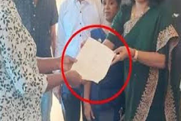 கண்டியில் நடந்த அதிர்ச்சி நிகழ்வு ; துயரத்திலிருக்கும் குடும்பங்களை அவமதிப்பதாக ரோஹண பண்டார சாடல்! | Rohana Bandara Accused Insulting Families Kandy