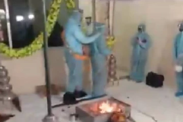கொரோனா உடையில் நடந்த விசித்திர திருமணம்! வைரலாகும் காட்சிகள்