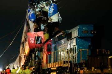 வெளிநாடொன்றில் தொடருந்துகள் நேருக்கு நேர் மோதி 2 பேர் பலி