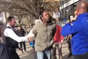 நான் உன்னை அழிப்பேன்! பொலிஸாரின் கைதுக்கு முன்பு ஊழியரின் முகத்தில் துப்பிய நபரால் பரபரப்பு