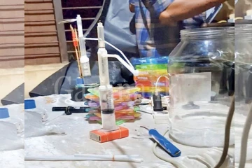 මෙරටදී ප්‍රථම වරට අයිස් හදන රසායනාගාරයක් අල්ලයි.