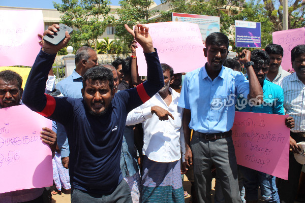 சட்ட விரோத தொழிலாளருக்கு பொலிஸார் உடந்தை : முல்லைத்தீவில் போராட்டம் (Video) | Police Complicity In Illegal Workers Protest