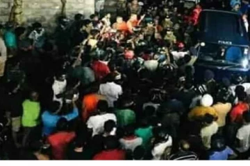 மொட்டுக் கட்சியின் பிரதேச அரசியல்வாதியை பிடித்து மின் கம்பத்தில் கட்டிய மக்கள்