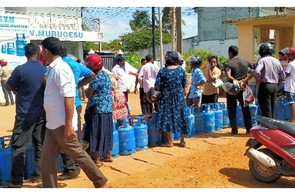 கிளிநொச்சியில் நீண்ட நேரமாக காத்திருந்து ஏமாற்றமடைந்த மக்கள் அதிரடி நடவடிக்கை | People Protest In Kilinochchi