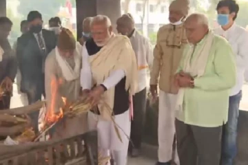 கண் கலங்கியபடி .. மயானத்தில் தாயின் சிதைக்கு தீ மூட்டினார் பிரதமர் மோடி