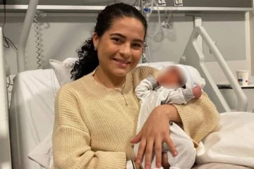 வயிற்று வலி என நினைத்த பெண்ணுக்கு நடுவானில் திடீரென பிறந்த குழந்தை! அதிர்ச்சியில் உறைந்த மருத்துவர்கள்