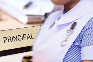 තරුණ හෙදියගේ ළැම ස්පර්ශ කළ විදුහල්පතිට සිදු වූ නොසිතූ ඇබැද්දිය.