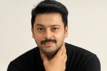 தன் தலையில் தானே துண்டை போட்டுகொண்ட நடிகர் ஸ்ரீகாந்த்