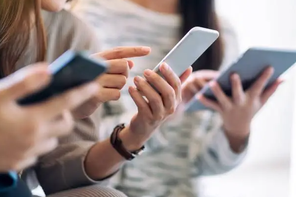 நிர்வாண கோலத்தில் யுவதிகளுக்கு அழைப்பு எடுத்த இளைஞன்; போதைக்கு அடிமையாம் | Young Man Invited Young Women In A Nude Gossip நிர்வாண கோலத்தில் யுவதிகளுக்கு அழைப்பு எடுத்த இளைஞன்; போதைக்கு அடிமையாம் | Young Man Invited Young Women In A Nude Gossip