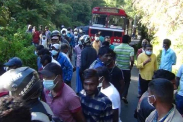 இலங்கையில் இன்றுகாலை இடம்பெற்ற  கோர விபத்து; ஒருவர் பலி;16 பேர்  காயம்