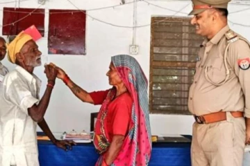 வாலிபங்கள் ஓடும் வயதாகக்கூடும் ஆனாலும் அன்பு மாறாதது  : வயதான தம்பதிகளை சேர்க்க போலீஸார் செய்த செயல் , வைரலாகும் வீடியோ