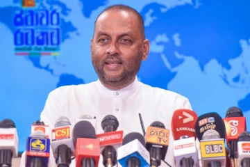 விவசாயிகளை அரசியல் கையாள்களாக்க முடியாது - மகிந்த அமரவீர