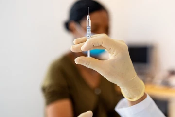 அமெரிக்காவில் ஊழியா்களுக்கு கட்டாய தடுப்பூசி  -  தற்காலிகமாக தடை விதித்த  நீதிமன்றம்