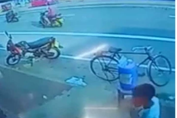 කැබ් රථයේ ගැටී ලොරි රථයට විසිවුනු තරුණිය..බිහිසුණු අනතුරේ වීඩියෝ දර්ශන මෙන්න..(CCTV VIDEO)