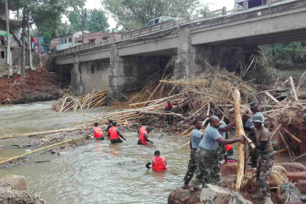 பாலங்களிலிருந்து குப்பைகளை அகற்றும் கடற்படையினர் | Lanka Navy Personnel Remove Garbage From Bridges