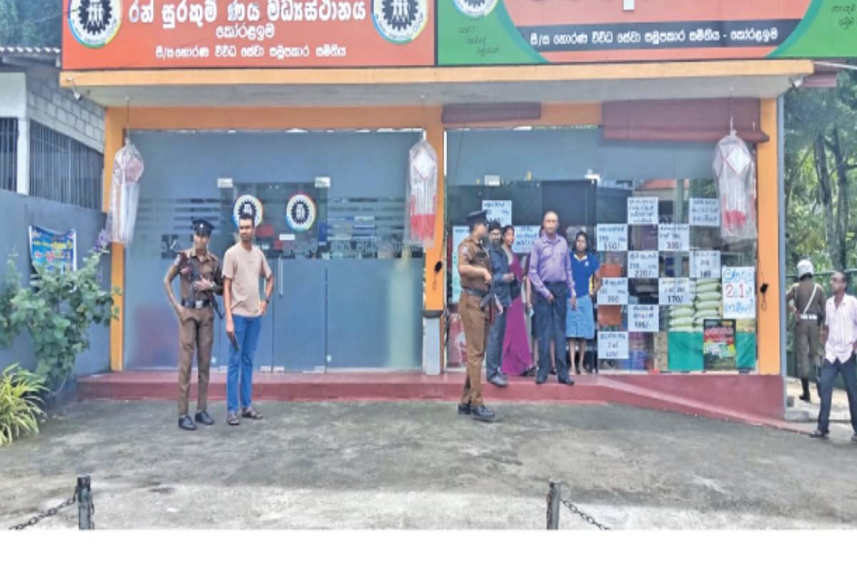 அதிகாலை வங்கியை உடைத்து பெருந்தொகை தங்க நகைகள் கொள்ளை! விசாரணையில் வெளியான தகவல் | Goverment Bank Robbery அதிகாலை வங்கியை உடைத்து பெருந்தொகை தங்க நகைகள் கொள்ளை! விசாரணையில் வெளியான தகவல் | Goverment Bank Robbery