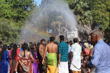 யாழில்  காற்றில் பறந்த தனிமைப்படுத்தல் விதிமுறை;  அதிகாரிகளை ஏமாற்றி  இடம்பெற்ற  திருவிழா