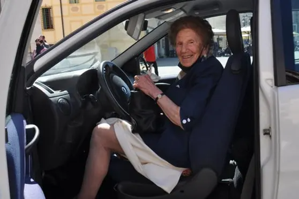 100 வயதில் ஓட்டுநர் உரிமம் பெற்ற பெண்! | Italy Woman Renewed Driving Licence At Age Of 100