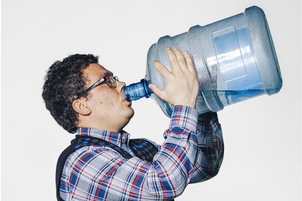 நின்று கொண்டே தண்ணீர் குடிச்சா  இவ்வளவு ஆபத்து வருமாம்.... இனி இந்த தவறுகளை எல்லாம் செய்ய வேண்டாம்! | How To Drink Water