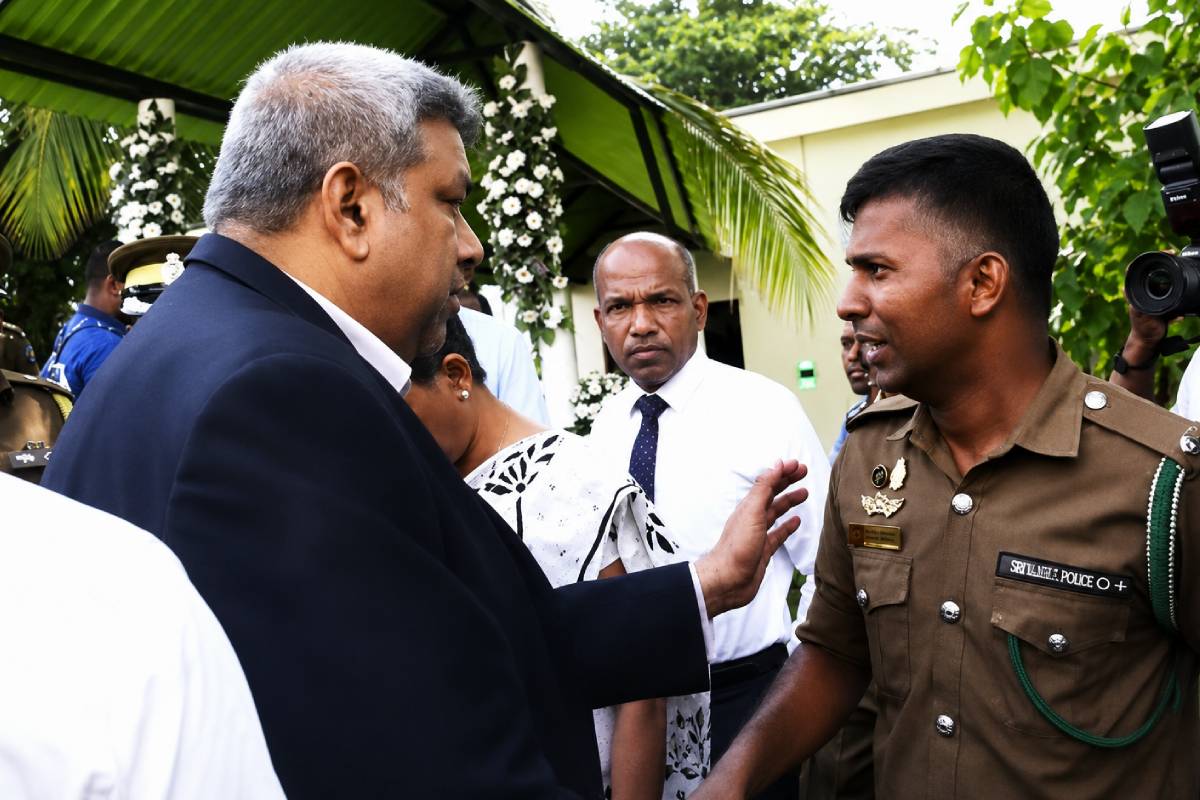 நீர்கொழும்பு சிறைச்சாலை கலவரம் ; நீதி அமைச்சர் முன்னிலையில் கண்ணீர் மல்கிய சிறைச்சாலை அதிகாரிகள் | Prison Officers In Tears Before Justice Minister நீர்கொழும்பு சிறைச்சாலை கலவரம் ; நீதி அமைச்சர் முன்னிலையில் கண்ணீர் மல்கிய சிறைச்சாலை அதிகாரிகள் | Prison Officers In Tears Before Justice Minister