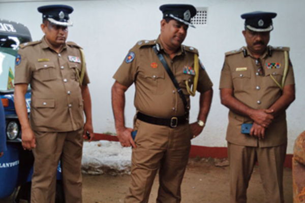 மகிந்தவின் கோட்டைக்குள் தொடர்ந்து சிக்கும் மர்மங்கள் - தேடுதல் வேட்டையில் பொலிஸார் | Large Drugs Found In Parcels In The South Sea