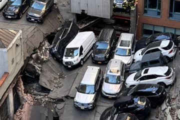 நியூ யோர்க் நகரில் இடிந்து விழுந்த வாகனத் தரிப்பிடம்!