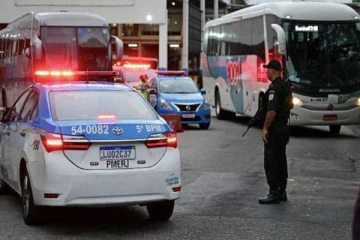 துப்பாக்கியுடன் பேருந்திற்குள் சென்ற நபர்.... அலறியடித்துக் கொண்டு ஓடிய மக்கள்!