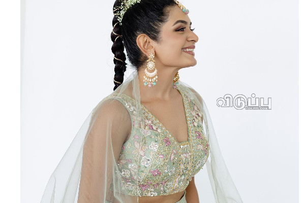 சங்கர் மகள் நடிகை அதிதி சங்கரா இது!! மயக்கும் லுக்கில் வெளியிட்ட போட்டோஷூட் | Aditi Shankat Latest Red Saree Cute Photoshoot