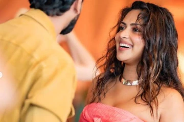 நச்சின்னு அழுத்தி ஒரு லிப்லாக்!! HD புகைப்படத்தை வெளியிட்ட நடிகை அமலா பால்..