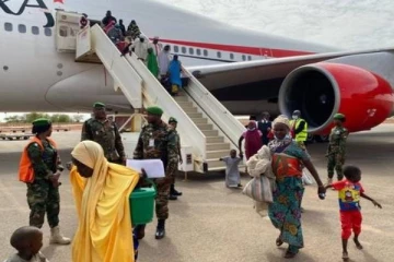 சொந்த நாட்டிலிருந்து வெளியேறி வேறு நாட்டில் பிச்சையெடுத்த நூற்றுக்கணக்கானோர் நாடு கடத்தல்! புகைப்படங்கள்