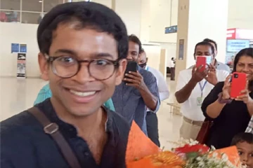 லண்டனில் விருது பெற்றவர் காலிமுகத்திடலுக்கு விரைந்தார்