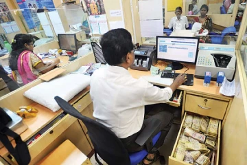 இலங்கையில் வங்கிக் கட்டமைப்புகள் திவாலாகும் அபாயம்! முக்கியஸ்தர்கள் பலருக்கு ஏற்பட்டுள்ள சிக்கல்