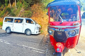 சாரதியின் கவனக்குறைவால் இரு வெளிநாட்டவர்களுக்கு நேர்ந்த கதி