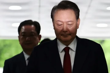 விசாரணைக்கு மறுத்து உள்ளாடையுடன் தரையில் படுத்துக்கொண்ட முன்னாள் அதிபர்