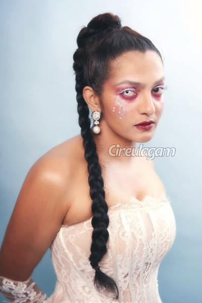 என்னது நடிகை பார்வதியா இது, உடல் எடை குறைத்து அவர் எடுத்த போட்டோ ஷுட்... ஷாக்கான ரசிகர்கள் | Parvathy Halloween 2025 Photoshoot Goes Viral